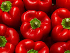 Es rico en vitamina C, B6 y carotenoides que favorecen el flujo de la sangre hacia la piel, haciéndola lucir más tersa, joven y luminosa, a la vez que ayudan a prevenir las arrugas y el acné. Además, el licopeno que contiene es un gran antioxidante.