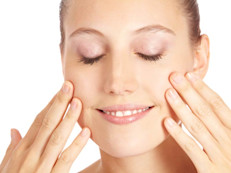 Para una piel hidratada, suave y tersa, nada mejor que una mascarilla de papaya. Al ser una rica fuente de betacaroteno (precursor de la vitamina A), aporta los nutrientes que se necesitan para tener una piel envidiable. Para obtener sus beneficios sólo debes machacar perfectamente la papaya y darte un masaje suave con la pulpa. Deja que los nutrientes se absorban por unos 10 minutos, luego enjuaga.