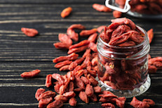 Al igual que otras bayas, como las fresas, moras y frambuesas, las de goji son ricas en vitaminas A y C, esenciales para reforzar nuestro sistema inmunitario y así, prevenir enfermedades. Además, su rico contenido de antioxidantes no solo inhibe a los radicales libres, sino que mantiene bajo control a la inflamación.