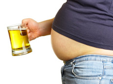 Si sueles tomar con regularidad, debes saber que el alcohol tiene calorías igual que los alimentos; un consumo excesivo de calorías podría hacerte subir de peso o elevar tus niveles de triglicéridos. Para evitar riesgos, la ADA recomienda contar las calorías de tus bebidas justo como si fueran comida.