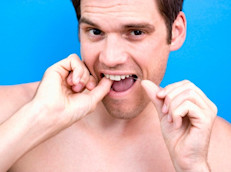 Para una limpieza más profunda, el hilo dental te ayudará a prevenir la acumulación de placa. Pregúntale al dentista cómo es la forma correcta de  pasarlo, pero recuerda que debe ser suave y lentamente, para no lastimar las encías. Si además controlas tu glucosa, ¡tu dentadura estará bien cuidada!