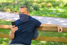 La escases de máscaras llevó a que muchos utilicen opciones que encuentran en casa, como bufandas o polainas. Sin embargo, este no solo es inefectivo, sino peor que no usar máscara alguna, ya que la tela porosa rompe las partículas en otras más pequeñas, que tienen más probabilidades de permanecer en el aire por más tiempo. Otros problemas pueden hallarse debido al uso incorrecto de las máscaras: