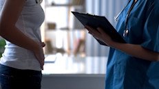 Si presentas alguno de los síntomas anteriores durante el período, quítate el tampón y solicita atención médica inmediata. Si tienes alguna de estas señales al poco tiempo de tener tu período, busca atención médica urgente. Si alguna vez tienes una reacción alérgica o irritación por usar tampones, deja de usarlos y habla con tu proveedor de atención médica.
