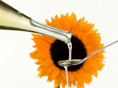 Puedes utilizar aceites vegetales ya que son los que soportan temperaturas altas.  Por ejemplo aceite de cártamo, oleico. Sin embargo, para frituras es mejor el aceite de girasol. Recuerda sólo emplear la cantidad de grasa necesaria. Generalmente 2 cucharadas por platillo para 4 personas. También puedes emplear en muchas preparaciones aceite vegetal en aerosol.