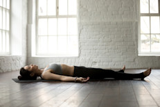 El mindfulness (meditación) te enseña a bloquear las distracciones y a reemplazar el estrés y otras emociones negativas por una sensación de bienestar. Esto se logra al enfocarse en el aquí y ahora, en tus pensamientos y sentimientos presentes, no en el pasado o el futuro. 