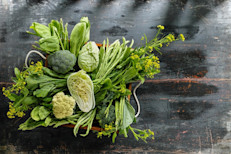 Se halló que un compuesto llamado sulforafano podría ser la clave para prevenir o aplazar el progreso de la osteoartritis. Esta sustancia se encuentra en muchos miembro de la familia Brassicaceae, o crucíferas. Los más conocidos son el brócoli, col, repollo y coles de Bruselas. Además, ciertas vitaminas, como la C, D y K, pueden ayudar a retrasar su avance.