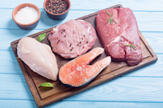 Los productos de origen animal son una fuente segura a la hora de reforzar los niveles de colágeno. Puedes incorporar un par de veces a la semana huevos, carne (es preferible la de ave o conejo, si es roja no debe ser procesada) o pescado. Otra manera práctica es mediante la gelatina, ya que esta se obtiene a partir de cocer en agua huesos, tendones y ligamentos de animales. 