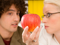 Si tienes cita con el dentista después del trabajo o luego de estar fuera de tu casa, recuerda comer algo antes. Puedes llevar, incluso, un snack u otro alimento al consultorio y comerlo antes de que te atienda el dentista. También, es posible que debas llevar algún medicamento para la diabetes. Recuerda preguntarle al médico si debes modificar la ingesta de medicamentos y con qué frecuencia deberás medirte el nivel de glucosa en sangre. 