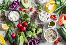 Llevar una dieta estilo mediterráneo, que incluya frutas, verduras, aceite de oliva, frijoles, nueces y semillas puede, por ejemplo, disminuir el dolor de la artritis al suplir el cuerpo de poderosos nutrientes antiinflamatorios. De lo contrario, ingerir alimentos procesados con alto contenido de azúcar y grasa, así como comida chatarra aumenta la inflamación y empeora los síntomas de la artritis, y predispone al organismo a otras enfermedades.