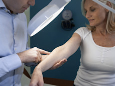 La especialista McCord recomienda un enfoque en equipo para el tratamiento de la psoriasis: los pacientes, sus familias y los proveedores de salud deben trabajar juntos para hacer frente a las múltiples enfermedades que pueden aparecer asociadas. "No entendemos por completo la relación que existe entre éstas, pero seguimos investigando", declaró. 