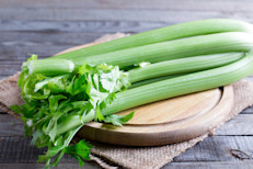 Este vegetal oriundo de la región mediterránea es ideal para toda dieta saludable. Esto se debe a su riqueza en aceites esenciales como apiol, limoneno y asparagina, que favorecerían la actividad de los riñones, estimulando la acción depurativa, mientras que la presencia de potasio y sodio ayudarían al cuerpo a deshacerse del exceso de líquido.