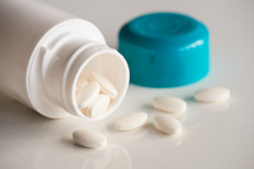 The truth is that no clinical trials have been found that prove that glucosamine is able to prevent age‑related cognitive decline or dementia. In addition, these supplements should only be used under the recommendation and supervision of a health professional. Although they are generally considered safe, they may have drug interactions, for example, with anticoagulants, analgesics, or chemotherapy or diabetes medicines.