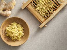 De todos los remedios naturales, el jengibre es uno de lo que cuenta con mayor evidencia científica sobre su efectividad para aliviar una gripe o resfrío. Tiene propiedades antiinflamatorias y expectorantes si se toma en un té y fortalece el sistema inmunológico.