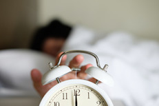 Hay dos factores que afectan las necesidades de sueño de cada persona. Se les conoce como “la necesidad del sueño basal” y “la deuda del sueño”. La primera tiene que ver con el periodo de tiempo requerido por el cuerpo para ejecutar las actividades cotidianas. La segunda se relaciona con la falta de sueño acumulado debido a una  enfermedad o problema de salud, a cambios en el medio ambiente, al estilo de vida y a malos hábitos de sueño. Dormir las horas según estas necesidades deben ser la meta si queremos estar sanos.