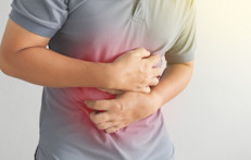 Tanto hombres como mujeres pueden experimentar una sensación de plenitud e hinchazón en el abdomen. Esto puede deberse a los altos niveles de sodio en el organismo, que a su vez retienen y atraen los líquidos en el cuerpo. Comer bananas puede ayudar a tener esta situación bajo control ya que son ricas en potasio.