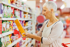 Revisa el contenido de grasa, azúcar y sal en las etiquetas de los alimentos, y elige los que ofrecen menos valores de esos ingredientes.