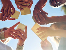 La nomofobia es una afección que algunos expertos no dudan en catalogar como "la enfermedad del siglo XXI". Consiste en el miedo irracional de no tener el celular o a estar incomunicado de Internet. Según diferentes encuestas, es un problema que ha ido en aumento durante los últimos años, debido al mayor acceso de dispositivos electrónicos y al auge de las redes sociales.