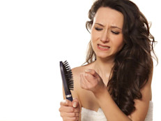 El aloe vera es una excelente opción natural para fortalecer el cuero cabelludo y combatir la caída del cabello, ya que penetra fácilmente en folículo piloso, permitiendo una limpieza profunda del cuero cabelludo y eliminando todo tipo de impurezas y residuos, con lo mejoraría la irrigación sanguínea y la absorción de los nutrientes que necesita. Todas las noches puedes masajear el cuero cabelludo con gel de aloe vera.