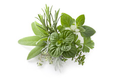Como sabes las hierbas frescas o deshidratadas en la cocina se usan para añadir sabor a tu receta, además brinda un toque de color y aroma. Si las sabes utilizar incluso puedes disminuir la cantidad de sal en tu preparación. Las siguientes son algunas ideas para conservarlas y aprovecharlas al máximo.