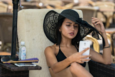 Consulta el pronóstico del clima y las noticias locales para estar al tanto de los avisos de calor extremo. En los medios también pueden informar si hay refugios para mantenerse fresco en tu área.