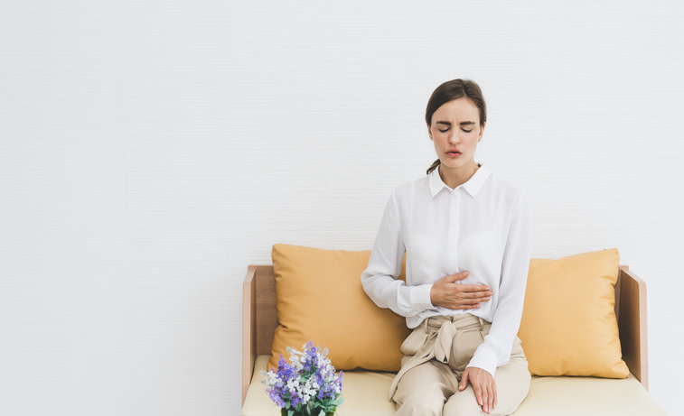 Tener calambres menstruales muchas veces se asume como algo normal en las mujeres. Lo cierto es que detrás de ese y otros síntomas se puede estar escondiendo la endometriosis y diagnosticarla es un verdadero reto. Te ofrecemos ocho datos que te dejarán saber más sobre esta enigmática enfermedad.
