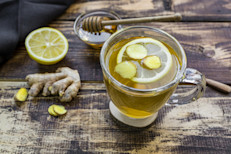 Se cree que el jengibre es bueno para mejorar la digestión ya que estimula el apetito, a la vez que prepara el sistema digestivo para la llegada de los alimentos. También existen registros de sus efectos carminativos, útiles para aliviar o prevenir las flatulencia.