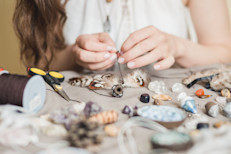 Un hobby no solo es importante porque te ayuda a llenar tu tiempo libre, en muchos casos puede resultar esencial para superar traumas o problemas que te afligen y condicionan. Además, dependiendo cual sea tu favorito, puede ofrecerte beneficios extras, como mejores capacidades físicas o cognitivas. 