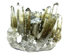 Es receptor de energía y concentración mental. El cuarzo transparente es una de las piedras más utilizadas, y su efecto revitalizante actúa sobre todo el organismo. Se le atribuye la capacidad de absorber las energías negativas y liberarlas. Para eso se debe colocar una gema sobre cada chakra.