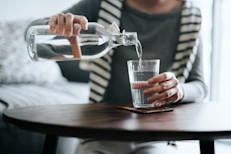 La cantidad de agua que cada uno necesita puede depender de numerosos factores, como el nivel de actividad física, edad o ubicación geográfica y temperatura. Las recomendaciones generales indican que se debe beber 3.7 litros de agua al día o 15 vasos. 