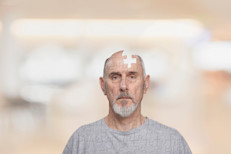 Otros factores pueden estar en juego también. "La memoria de trabajo ‑una almohadilla mental que nos permite utilizar información importante durante el día‑ es susceptible a la depresión, la ansiedad y el estrés. Y la falta de sueño puede afectar también la retención y el uso del cerebro" dice el Dr. Joel Salinas, especialista en neurología conductual y neuropsiquiatría del Hospital General de Massachusetts, afiliado a la Universidad de Harvard.