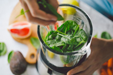 “Las dietas de desintoxicación específicas varían, pero generalmente un período de ayuno es seguido por una dieta estricta de verduras crudas, frutas y jugos de frutas y agua. Además, algunas recomiendan el uso de hierbas y otros suplementos junto con la limpieza de colon (enemas) para vaciar los intestinos, pero hay poca evidencia de que desintoxiquen”, dice la Dra. Katherine Zeratsky, de Clínica Mayo.