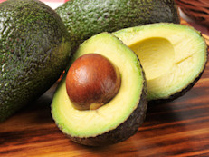 El aceite de aguacate contiene hasta un 60% más de potasio que los plátanos. Según la evidencia científica, gracias a su rico contenido en vitaminas y grasas monoinstauradas, estimula la producción de colesterol bueno, alivia la inflamación, se usa para tratar la osteoartritis, y se aplica tópicamente para tratar heridas e infecciones.