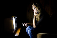 Cuando mires televisión, ten la habitación suavemente iluminada. Si lees libros, revistas o cualquier otro material impreso, trata de que la fuente de luz esté detrás de ti y apúntala a lo que estés mirando. Especialistas de la Clínica Mayo sugieren que, si lees en un escritorio, uses una luz sombreada frente a ti: la sombra evitará que la luz brille directamente en tus ojos.