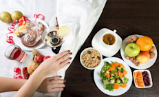 No descartes los carbohidratos: juegan un papel importante en una dieta sana y equilibrada. "Elige carbohidratos ricos en fibra y/o proteínas, vitaminas y minerales, y deja de lado aquéllos que carecen de nutrientes" aconseja la Dra. Taylor.