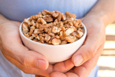 Además de ser muy versátiles y sabrosos, existe mucha evidencia científica sobre los beneficios de los frutos secos. Estos incluyen: almendras, avellanas, cacahuates o maní, castañas, nueces (comunes, de Pecán o Macadamia), pistachos, semillas de girasol y calabaza o anacardos. Aquí repasamos que pueden ofrecerte.