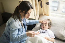 La neumonía afecta a todas las personas, aunque los niños pequeños y adultos mayores (65 años o más) tienen el mayor riesgo de contraerla y sufrir complicaciones. Se estima que aproximadamente 11 millones de niños son hospitalizados a causa de la neumonía por año en todo el mundo, siendo la principal causa de hospitalización y muerte en menores de 5 años.