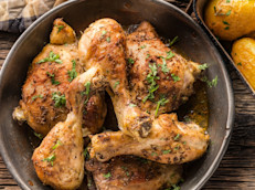 Otro aspecto para tener en cuenta es que en el pollo se pueden encontrar ciertas bacterias, como Salmonella, Staphylococcus aureus, Campylobacter jejuni, Listeria monocytogenes y Escherichia coli. A temperaturas entre 40 y 140 °F (4.4 y 60°C), estas pueden comenzar a multiplicarse. La congelación no puede matarlas, pero sí evitar que se multipliquen y descompongan el pollo. Solo la cocción completa del pollo (a más de 165 °F o 73,9 °C) matará las bacterias presentes.
