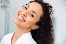 Los dientes son mucho más que herramientas para comer, son una parte esencial de nuestra salud general, bienestar y autoestima. Además de disfrutar de una dieta nutritiva, tener dientes sanos nos permite mejorar la digestión, fortalecer el sistema inmunitario, prevenir enfermedades, hablar con claridad y confianza, y aumentar el autoestima. Aquí puedes conocer 10 claves para lograr una excelente salud bucal. 