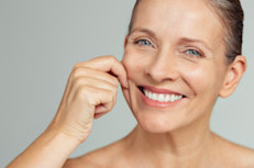 Las vitaminas y minerales que se encuentran en este líquido ayudan a mantener una buena salud cutánea, gracias a que actúan como electrolitos que equilibran los niveles de agua en el cuerpo. Además, las citoquininas que contiene pueden minimizar el envejecimiento celular y mantener el tejido conectivo fuerte. Para disfrutar este beneficio puedes beber el agua de coco o aplicarla sobre tu piel.