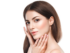 Luego de lavar la cara, se debe nutrir, para que la piel mantenga la humedad y elasticidad. Para ello, aplica una crema humectante o loción nutritiva en toda la cara y el cuello. Además de mantener la piel saludable, ayudará a tener un rostro luminoso y suave. Y a la vez, se previenen las arrugas.  