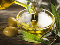 Masajear el cabello y el cuero cabelludo con aceite de oliva te ayudará a nutrirlo y favorecerá su crecimiento. El aceite de oliva es rico en vitamina E que tiene acción antioxidante, vitamina C, que estimula la formación de colágeno (con menos colágeno, el cabello se vuelve más fino), así como vitamina A para regular la regeneración celular.