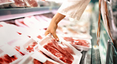 Los alimentos con niveles elevados de purinas, incluyendo órganos de carnes (como res, cerdo y cordero), la mayoría de los pescados y mariscos además de caldos y salsas a base de carne. Los refrescos endulzados con azúcar y los productos con fructosa incrementan los niveles de ácido úrico y las molestias y el dolor. Hay una conexión importante entre la ingesta de alcohol,  en particular la cerveza, y un mayor riesgo de inflamación. 