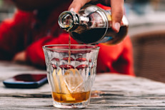 Si consumes otra bebida, simplemente recórtala. Recuerda verificar el tamaño de la porción y la cantidad de porciones en la lata, botella o recipiente para mantenerte dentro de las necesidades de calorías. Selecciona latas, tazas o vasos más pequeños en lugar de grandes, o llénalos hasta la mitad.