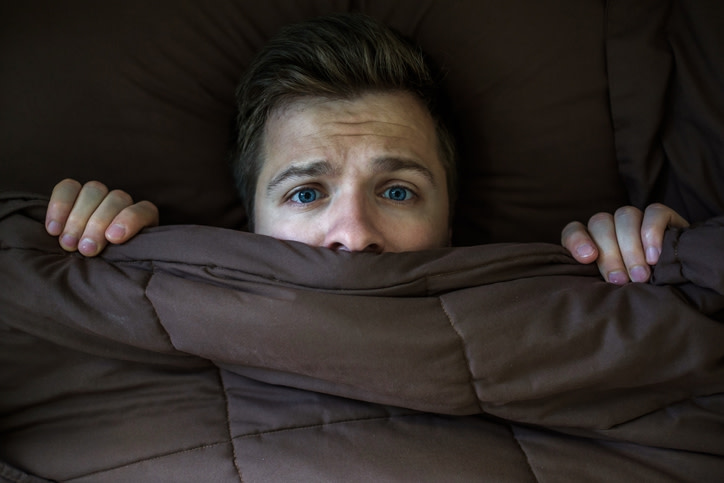 ¿Estas medio dormido o medio despierto? ¿En la realidad o en el mundo de los sueños? Esta incertidumbre temporal y otras sensaciones angustiantes suelen sufrir las personas que padecen parálisis del sueño. Se trata de un trastorno en el que la persona está totalmente consciente, pero es incapaz de moverse o hablar. Conoce aquí sus síntomas y las formas de tratarla.