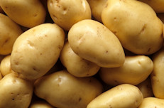 Estos son los datos de una patata mediana, (5.3 oz/148 g) según la Administración de Drogas y Alimentos de EE.UU. (FDA). Calorías 110; Grasa total 0 g, Carbohidrato total 26 g, Colesterol 0 mg, Fibra dietética 2 g, Sodio 8 mg, Azúcares 1 g, Proteína 3 g, Vitamina C 45% de la ingesta recomendada, Calcio y Hierro en pequeñas cantidades y Azúcar 1 g.