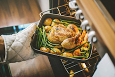 La carne de pollo y de pavo es ideal para combatir la acidez y el reflujo, debido a que es fácil de digerir, a diferencia de la carne roja. De preferencia puedes prepararla hervida, a la parrilla o al horno. Solo recuerda quitarle la piel antes de echarla al fuego.