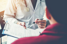 Si padeces de rinitis alérgica y deseas probar con un suplemento natural, consulta con tu profesional de salud o especialista: él sabrá asesorarte sobre la conveniencia o no de probarlos. Además, algunos suplementos naturales interactúan con las medicinas de forma peligrosa.