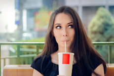 Deja de consumir en forma habitual sodas o refrescos y bebidas azucaradas. Prefiere tomar agua natural,  bebidas sin azúcar o en su caso bebidas dietéticas sin azúcar con moderación ya que hay controversias respecto a su consumo por los posibles efectos a largo plazo en el organismo. Lo ideal sería sólo tomar agua natural para que tu paladar se acostumbre a lo refrescante y restaurador. 