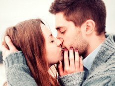 La saliva también es empleada al momento de besar. Y aunque este ritual puede llegar a ser agradable también es antihigiénico. Un estudio de investigadores de la Amsterdam’s VU University halló que durante el acto de besar se pueden llegar a intercambiar hasta 80 millones de bacterias con otra persona.