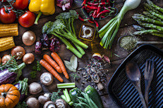 Si eres vegetariano o vegano, no te preocupes, también puedes encontrarlo en granos, frutas y vegetales, como legumbres secas (frijoles, arvejas o semillas de soya), frutas deshidratadas (pasas o ciruelas), cereales fortificados, frutos secos, vegetales (brócoli, espinaca, col rizada, o espárrago) y granos enteros (trigo, mijo, avena o arroz integral).